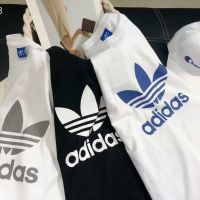 AdidasˉNEWดั้งเดิมเสื้อสำหรับทั้งหญิงและชายแขนสั้นเสื้อคู่รักแฟชั่นนักเรียนกีฬาพิมพ์ลายใหม่ฤดูใบไม้ผลิและฤดูร้อนแบรนด์