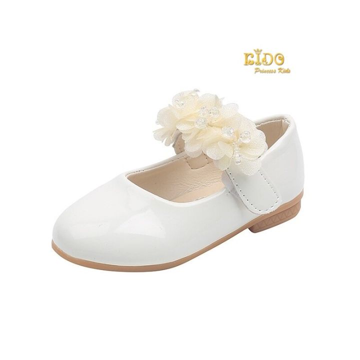 รองเท้าเด็ก-มีหน้าร้านอยู่รัชดา-ลองได้-เปลี่ยนได้-h090สีขาว-หนังแก้ว-แต่งดอกไม้ติดมุกสีครีม-ตรงสายรัดรองเท้า-น่ารักมาก-ใส่สวย