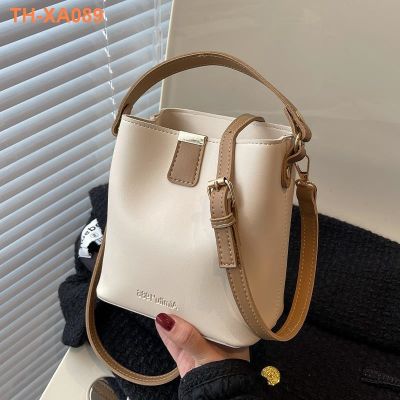 กระเป๋าผู้หญิงกระเป๋าถือสีบริสุทธิ์ 2023 ใหม่ ins all-match texture retro single shoulder Messenger bucket bag