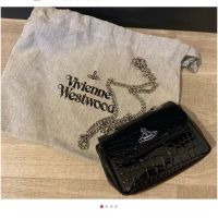 Vivienne Westwood Small กระเป๋าสี่เหลี่ยม New Saturn กระเป๋าลายหนังจระเข้กระเป๋าโซ่ขนาดเล็กกระเป๋าใส่มือถือ