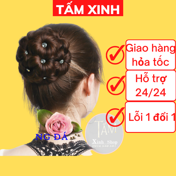 Búi tóc giả trung niên: Với búi tóc giả trung niên, bạn sẽ có một phong cách mới đầy quyến rũ, trẻ trung. Bỏ qua những phiền toái khi phải chăm sóc tóc thật, bạn có thể dễ dàng lựa chọn búi tóc giả với đủ kiểu dáng và màu sắc để phù hợp với mọi hoàn cảnh.