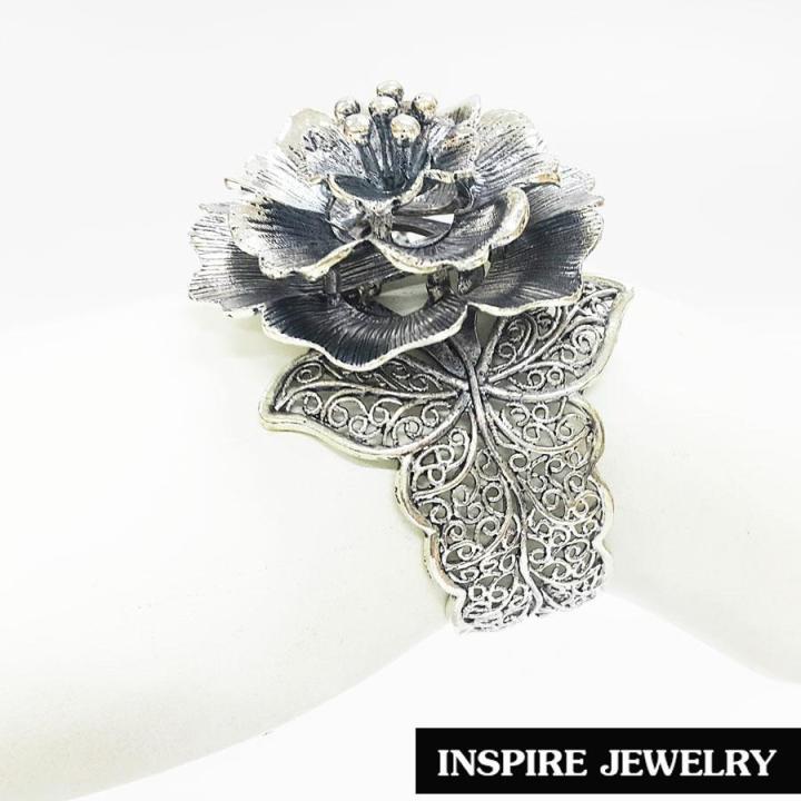 inspire-jewelry-กำไลลายดอกไม้ฉลุลาย-งานdesign-สวยหรู-ตัวเรือน-มีให้เลือกสองสี-ทอง-และ-เงินรมดำสามารถปรับขนาดได้-พร้อมถุงกำมะหยี่-งานแฟชั่น-สีทอง-เงินรมดำ-สำหรับประดับชุดไทย-เสื้อผ้าทุกชุด-สวยหรู
