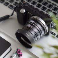 Discover 25mm F1.8 (ชุดใหญ่ อุปกรณ์ครบจัดเต็ม) เลนส์หน้าชัดหลังเบลอ สำหรับใส่กล้อง Fuji Mirrorless ได้ทุกรุ่น ( เลนส์มือหมุน )