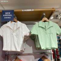 ・ UNIQLO เสื้อยืดแขนสั้น2023เสื้อโปโลทรงสลิมเปิดครึ่งปกของผู้หญิงในฤดูใบไม้ผลิและฤดูร้อนเอวสูงเสื้อยืดแขนสั้น457326