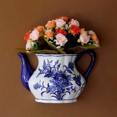 แจกันรูปทรงกาน้ำดอกไม้แขวนผนังแจกันเซรามิคภาชนะโลหะ Jingdezhen แจกันดอกไม้สีฟ้าและเครื่องกระเบื้องสีขาว Heyuan ในอนาคต