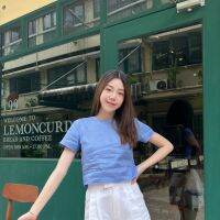 SUUBE Official Blossom top-Royal blue Linen 100% เสื้อครอปแขนสั้น ผ้าลินินแท้ ดีเทลกระดุมหลัง