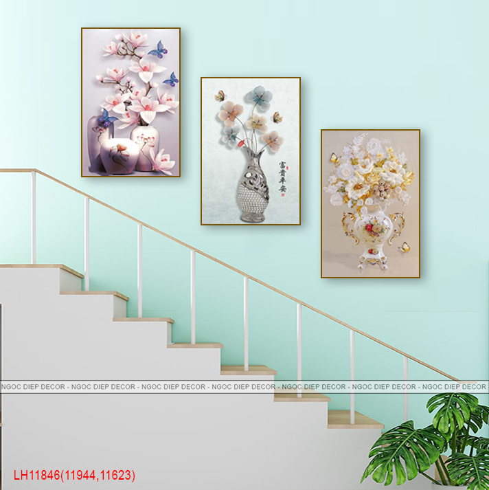 Tranh treo tường cầu thang lọ hoa 3D: Bạn muốn tạo cho cầu thang trong ngôi nhà của mình thêm phần dịu dàng, tươi mới và thơm ngát? Một bức tranh treo tường cầu thang lọ hoa 3D sẽ giúp bạn làm điều đó. Với những hình ảnh đầy màu sắc và tươi mới của lọ hoa, bạn sẽ tận hưởng một không gian sống đầy màu sắc và thần thái.