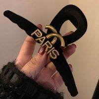[COD] C velvet clip French fragrance letter 13cm oversized shark clip black retro hair accessories for women
