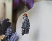 [Xiaoming Jewelry]สร้อยคอ Kyanite สีดำเครื่องประดับหินสำหรับผู้หญิงเครื่องประดับ Boho จี้คริสตัลดิบ Wiccan