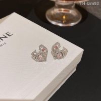 ? เครื่องประดับ S925 Silver Needle Fold Texture Pink Diamond Heart Earrings Light Luxury Niche Super Fairy Temperament Earrings Net Red Earrings of the Same Style