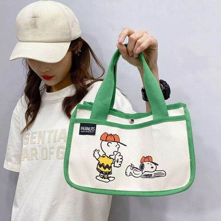 พร้อมส่งในไทย-กระเป๋าถือขอบสี-ลายการ์ตูน-snoopy-ขนาดใหญ่-ผ้าแคนวาส-จุของได้เยอะ-มีหลายช่องใส่ของ-เหมาะกับการเดินทาง-bag014