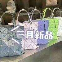 Issey Miyake March กระเป๋าถือกระเป๋าสะพายแบบถือ,โลหะด้านหกกริดสีทองมีการสั่นสะเทือนแบบจำกัดกระเป๋าถือ