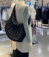 ร้อน, ร้อน★ COS Ladies Lightweight Quilted One-Shoulder Cloud Bag 2022 Early Autumn New Style Pleated Dumpling Messenger Underarm Down Bag