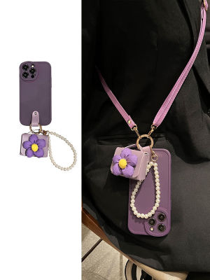 กระเป๋าสะพายดอกไม้สีม่วงเข้มสำหรับ iPhone14 Promax Pearl Chain Case สำหรับ iPhone13pro Leather เอียงสายคล้องไหล่ Case สำหรับ iPhone12 Promax Luxury Purple Case สำหรับ iPhone11
