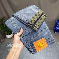 Jeans Slim Fit ยางยืดพิมพ์ลายปักซักสีฟ้าอ่อนสำหรับผู้ชาย