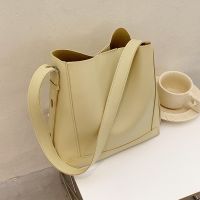 High-end large bag new trendy fashion womens bag summer wild ins large-capacity commuter shoulder Messenger bag 【QYUE】