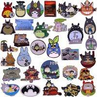 {Match maker}}สตูดิโอ Ghibli เพื่อนบ้านของฉัน Totoro เคลือบขาคอลเลกชันอะนิเมะภาพยนตร์เข็มกลัดป่าวิญญาณแมวรถบัส Catbus ราเมนซามูไรหุ่นยนต์ตรา