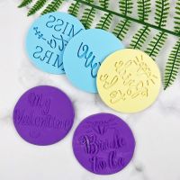 【YF】 New 3D Design Wedding Party Cookie Stamp Mold Round Love Mr and Mrs Fondant Biscuit Embosser Stamps for Sugar Paste Chocolate