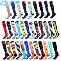 【Sock shop】ผู้หญิงผู้ชายถุงเท้าการบีบอัดเข่าสูงหนึ่งคู่การบีบอัดถุงน่องยืดหยุ่นถุงเท้ากีฬาแปลกตลกลดลงการจัดส่งสินค้า