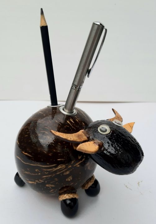 กระบือเสียบปากกา-ทำด้วยกะลามะพร้าว-งานฝีมือจากภูมิปัญญาชวาบ้าน-สำหรับเสียบปากกา-ดินสอ