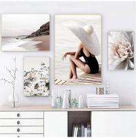 Santorini Sunny Beach Sunbathing Girl Wall Art ภาพวาดผ้าใบ Nordic โปสเตอร์และพิมพ์สำหรับตกแต่งห้องนั่งเล่น