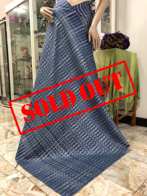 **sold out**ผ้าไหมกาบบัวแท้ ทอลายพระราชทาน 4ตะกอ ย้อมสีธรรมชาติจากคราม ผ้าไหมอุบล ผ้าไหมไทยแท้ ไหมแท้ทอมือ 100% ผ้าไหม ไหมแท้ทอมือ กาบบัว