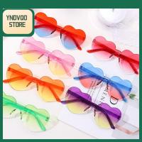 YNDVQO STORE ตลกๆ สีสันสดใส เลนส์ไล่ระดับสี แว่นกันแดดสำหรับงานเลี้ยง แว่นตากันแดดรูปหัวใจ ที่บังแดด แว่นตารูปหัวใจ