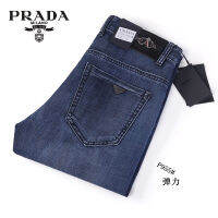 【 Stock】Original PRADA แท้เสื้อระบายอากาศคุณภาพแนวโน้มแฟชั่นผู้ชายกางเกงยีนส์สันทนาการตรงกลางเอวกางเกง