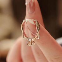 แหวนเพชรเทียมสีโรสโกลด์สองชั้นผู้หญิงแหวนสี่กรงเล็บกะรัตข้อเสนอการแต่งงานสีทองแบบแยกจุด hot