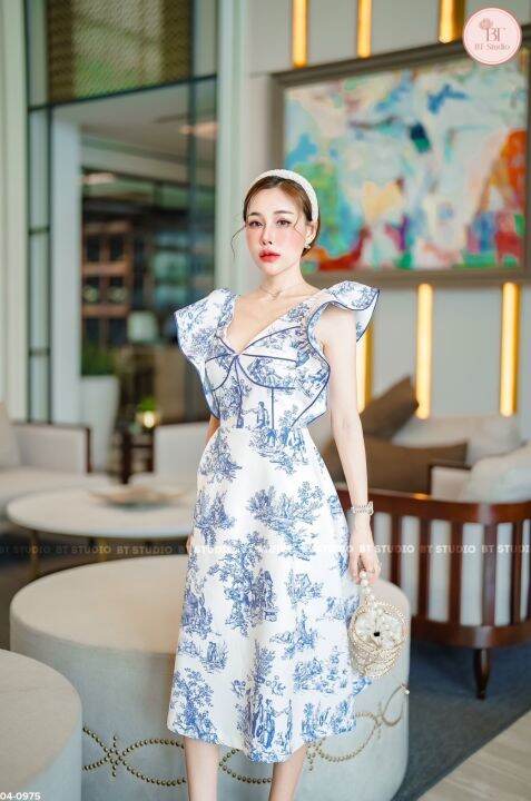 เดรสยาวประมาณเข่า-แต่งระบายช่วงแขนทั้งสองข้าง-คอวี-ช่วงอกใต้อกแต่งเดินกุ้นเส้น-งานพิมพ์ลาย-เนื้อผ้าดี-พิมพ์ลายคมชัดงานสว