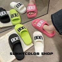 ~ SUNNYCOLOR  รองเท้าแตะ พื้นแบน แบบหนา พิมพ์ลายตัวอักษร สําหรับผู้ชาย และผู้หญิง B20H14O