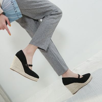 Europe and the United States slope documentary shoes female 2023 end of the spring and autumn period and the new light fashionable pointed mouth thick with thick straw heel shoes