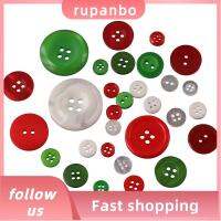 RUPANBO039392692 660pcs กลมกลมๆ กระดุมเรซิ่นคริสต์มาส เรซิน สีแดงสีเขียวสีขาวผสม กระดุมเรซินกลม เรียบและละเอียดอ่อน 2หลุมหรือ4หลุมบน กระดุมสำหรับงานฝีมือ สำหรับประดับงานปาร์ตี้คริสต์มาส