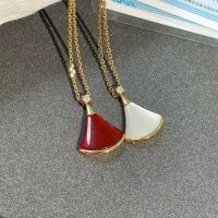 V Gold Small Skirt Necklace Female 18K Rose Gold Inlaid Moissanite Carnelian White Shell Small Fan-Shaped Clavicle Chain