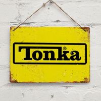 Celestineor Replica Vintage TONKA Toys ป้ายผนังโลหะสีเหลืองสำหรับโรงรถย้อนยุคหรือรถบรรทุกสะสม Decor