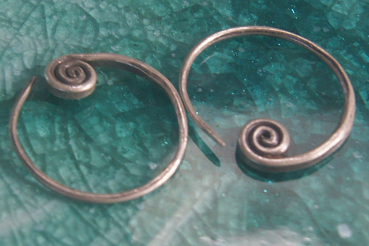 coil-earrings-hammered-pure-silver-karen-hill-tribe-สวยงาม-ตำหูเงินกระเหรี่ยงทำจากมือชาวเขา-มีลวดลายเด่น-สะดุดตา