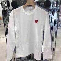 คอส♧ชู้ดเรีย Kawakubo CDG PLAY แบรนด์ญี่ปุ่นอินเทรนด์เสื้อยืดคู่รักแขนยาวผู้ชายและผู้หญิงสไตล์เดียวกันเสื้อยาวปิดถึงก้นโบว์ลิ่งคู่หัวใจสีแดง