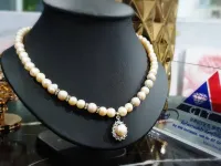 สร้อยคอไข่มุกแท้ (White pearl) พร้อมจี้มุกแท้ ความยาวสร้อย 18 นิ้ว ตัวเรือนเงินแท้ชุบทองคำขาว ขนาดมุก 7 มม.งานหรู