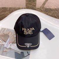 หมวก Prada ที่มีคุณภาพสูงแฟชั่นยอดนิยมยี่ห้อสามเหลี่ยมเครื่องหมายผู้ชายและผู้หญิงคู่หมวกเบสบอลแฟชั่นคลาสสิกตัวอักษรหมวกยอดแหลมอินเทอร์เน็ตดาราจุด