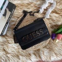 กระเป๋าสะพาย Guess  งานหนังนิ่ม น้ำหนักเบา เปิด-ปิดด้วยกระดุมแม่เหล็ก Size :8.5นิ้ว