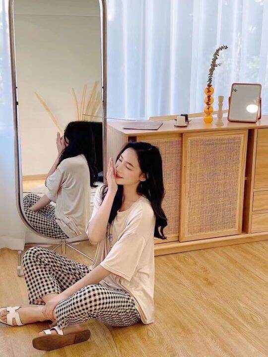 พร้อมส่ง-ชุดลำลอง-ชุดนอน-แฟชั่น-สไตล์มินิมอล-เซทชุดนอน-เสื้อคอกลมแขนสั้น-กางเกงลายสก๊อต-free-size