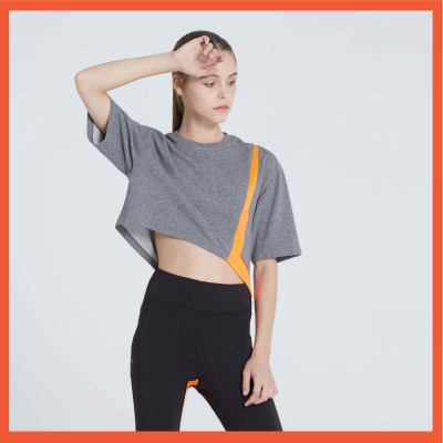 UNBOUND DOUBLE PLAY OVERSIZED CROP TOP เสื้อครอป เสื้อยืดแขนสั้นหญิง เสื้อออกกำลังกาย ทรงโอเวอร์ไซส์ สีเทาท๊อปดายน์ ตัดต่อผ้าสีส้ม  ชายเสื้อไม่เท่ากัน