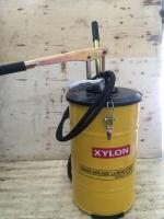 ถังอัดจาระบีแบบมือโยก 20 ลิตร Grease Pump ยี่ห้อ XYLON รุ่น XY-70