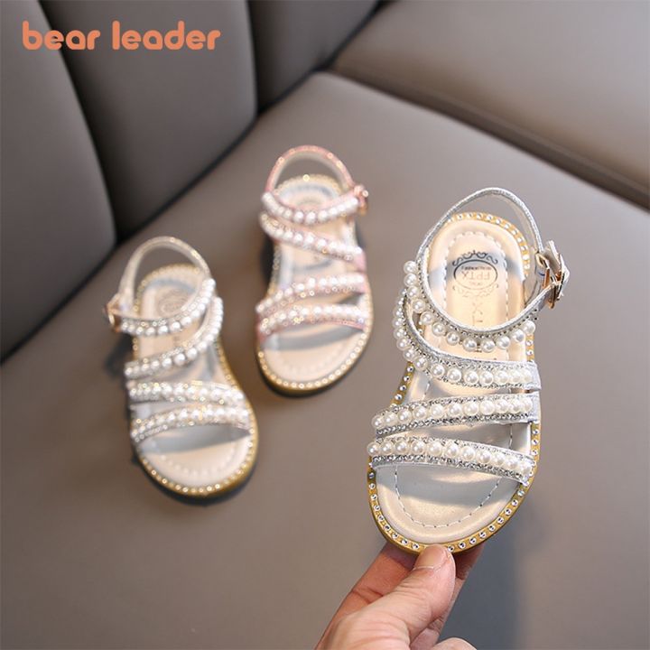 bear-leader-รองเท้าเด็กผู้หญิง-รองเท้าแตะเด็กผู้หญิงฉบับภาษาเกาหลีเด็กผู้หญิงใหม่ฤดูร้อน2023รองเท้าเปิดนิ้วเท้าประดับมุกสำหรับเด็กผู้หญิงตัวเล็กรองเท้าเจ้าหญิงเล็กขนาดกลางและใหญ่