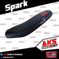 SPARK 135 เบาะปาด เอกสาคร (โลโก้แดง) เบาะมอเตอร์ไซค์ ผลิตจากผ้าเรดเดอร์ ด้ายแดง