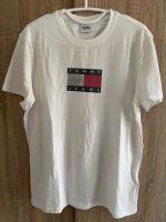 เสื้อยืดคอกลม Tommy Jeans basic badge t-shirt size L สีขาว