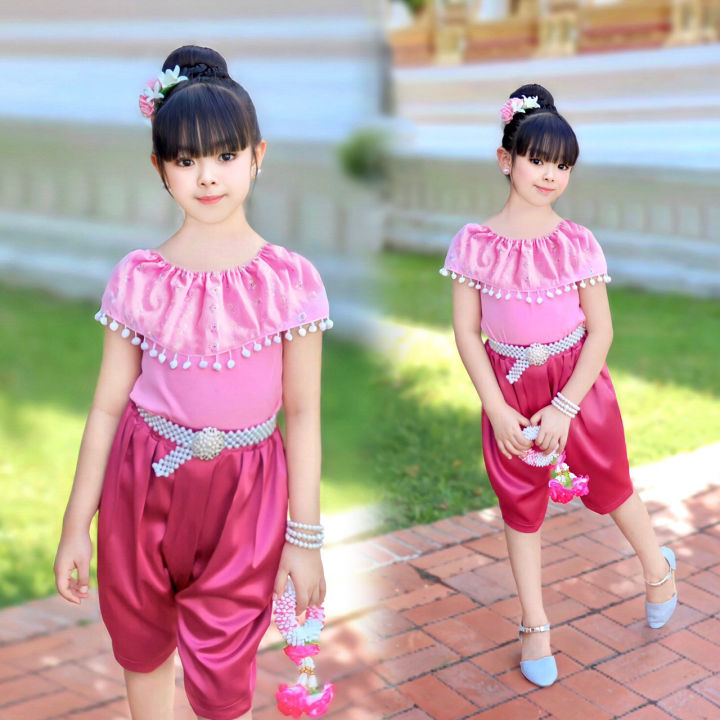 ชุดไทยเด็ก-ชุดไทย-ปอมปอม-ชุดไทย-2-ชิ้น-เสื้อระบายคอด้วยผ้าลูกไม้ฉลุปักไล่สีรุ้ง-กับโจงผ้าซาร่าเนื้อทราย