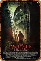 The Amityville ป้ายป้ายดีบุกภาพยนตร์สยองขวัญแนววินเทจสำหรับเครื่องตกแต่งฝาผนังของขวัญโปสเตอร์โลหะสำหรับผู้ชายผู้หญิงขนาด8X12นิ้ว