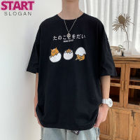 START （ขนาด M-8XL）เสื้อยืดแขนสั้น แขนห้าส่วน พิมพ์ลายหน้ายิ้ม ทรงหลวม สไตล์ฮ่องกง สตรีท ฮิปฮอป โอเวอร์ไซซ์ สําหรับผู้ชาย เสื้อยืดผู้ชายไซส์ใหญ่