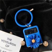 [ข้อเสนอพิเศษ] Romwe น่ารัก3D Klein Blue Daisy ดอกไม้เคสโทรศัพท์สำหรับ Samsung Galaxy Z Flip 3 4 5G แบบพกพากำไลข้อมือแหวนฝาครอบ